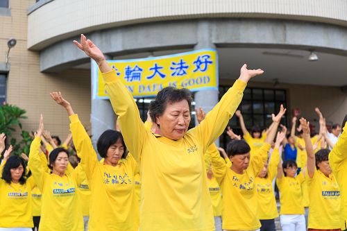 图1-3：二零一五年八月十六日，来自南台湾二百多个炼功点的辅导员在嘉义市劳工育乐中心一起晨炼。