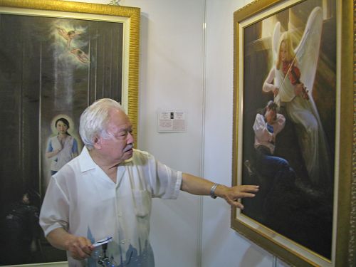 图3知名画家侯寿峰正在欣赏画作《流离失所》，并赞扬画作构图取材强，艺术性很高。