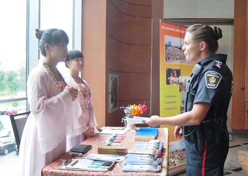 2015-8-29-minghui-toronto-police-03--ss.jpg