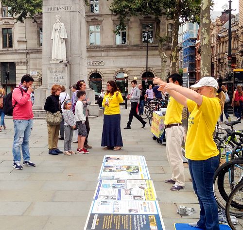 八月二十九日，法轮功学员在伦敦圣马丁广场举办讲真相活动