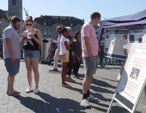 2015-8-31-minghui-falun-gong-zurich-01--ss.jpg