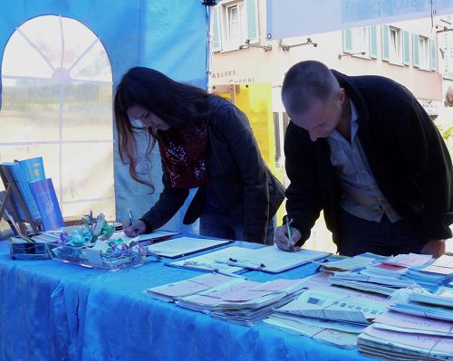 2015-8-31-minghui-falun-gong-zurich-04--ss.jpg