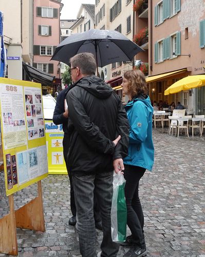 2015-8-31-minghui-falun-gong-zurich-05--ss.jpg