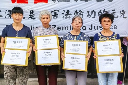 香港又有二十六位法轮功学员及家属，递状诉江。图为部分学员合影。
