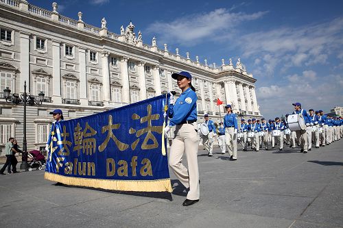 二零一四年十月四日欧洲法会期间，欧洲法轮功学员在西班牙马德里游行队伍中的天国乐团