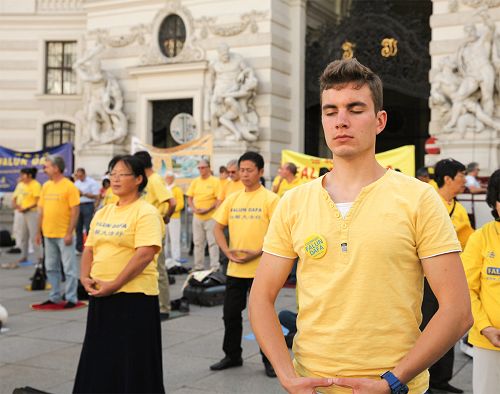 部分欧洲学员在在奥地利首都维也纳霍夫堡王宫，也是联邦总统府前的米歇尔广场举行大炼功