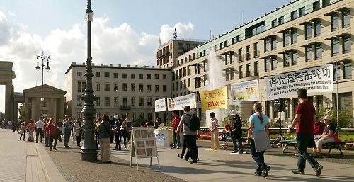 2015-9-23-minghui-falun-gong-germanyberlin-01--ss.jpg