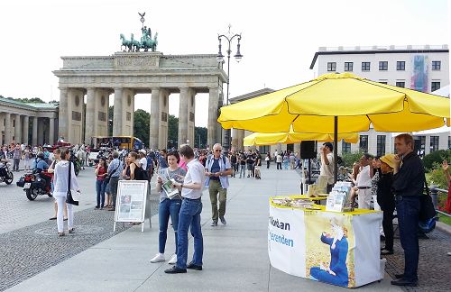 2015-9-23-minghui-falun-gong-germanyberlin-02--ss.jpg