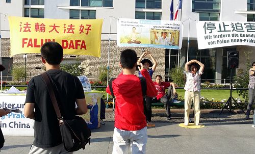 2015-9-23-minghui-falun-gong-germanyberlin-03--ss.jpg