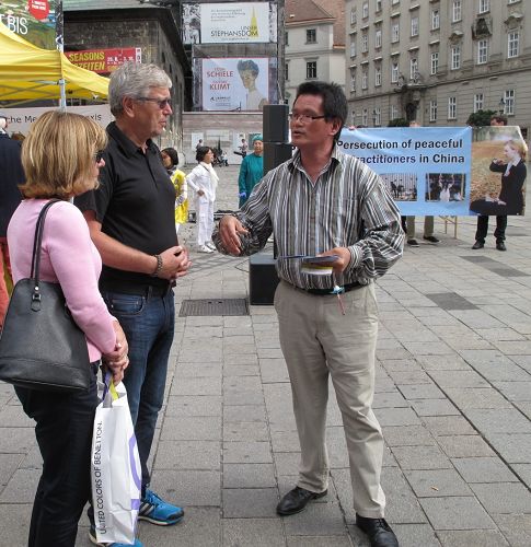 图：二零一五年九月十九日下午，来自瑞典的安德森 （Anderson）先生和太太玛利亚（Maria）在维也纳斯特凡广场看到法轮功讲真相街头剧后进一步向法轮功学员了解真相