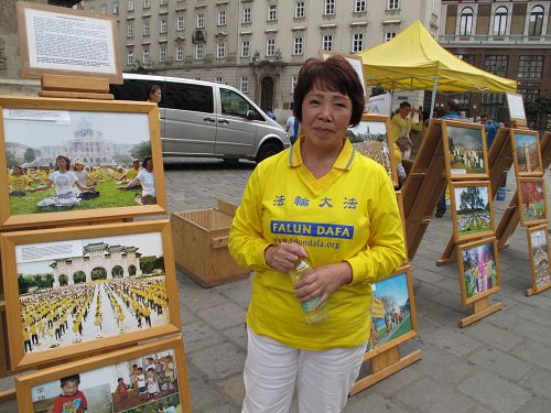 图：九月十九日，来自德国的朝鲜族学员金女士参加了在维也纳斯特凡广场讲真相街头剧的演出