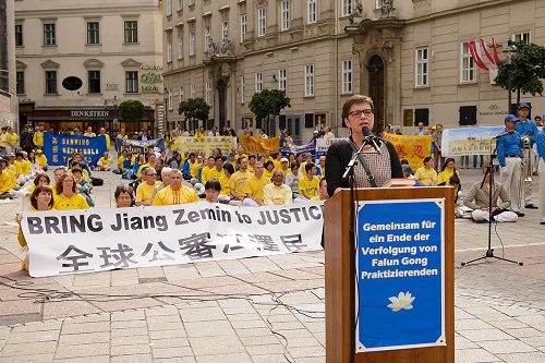 图：2015年9月19日，奥地利国会议员Madeleine Petrovic博士在维也纳圣斯蒂芬大教堂（St. Stephen's Cathedral, Vienna）广场参加法轮功学员举办的反迫害声援全球控江大型集会上发言