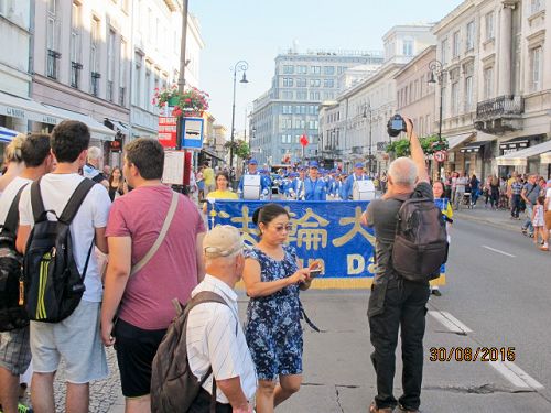 天国乐团在华沙市中心演奏 受到热烈欢迎