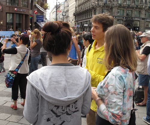 2015-9-30-minghui-austria_vienna-raymond-falun_gong-02--ss.jpg