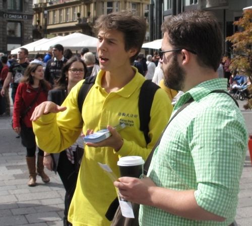 2015-9-30-minghui-austria_vienna-raymond-falun_gong-03--ss.jpg