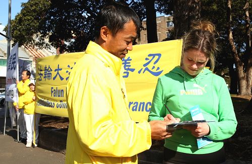 2015-9-5-minghui-sydney-petition-03--ss.jpg