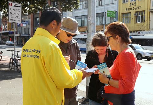 法轮功学员在悉尼市区讲真相，征集签名，声援对迫害元凶江泽民的控告