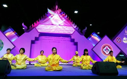 泰国中药博览会上，法轮功学员登台表演功法