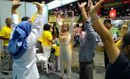 泰国中药博览会上，学炼法轮功的参观者络绎不绝