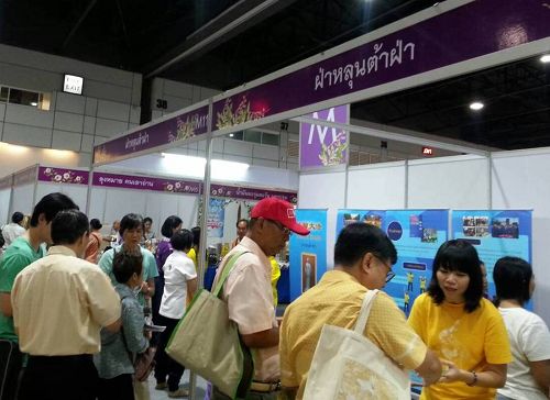 泰国中药博览会上，人们纷纷来到法轮功展位上了解真相