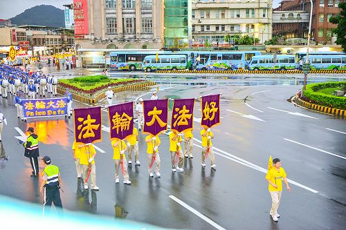 2015-9-7-minghui-taiwan-jilong-parade-01--ss.jpg