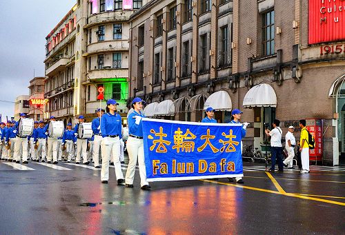 2015-9-7-minghui-taiwan-jilong-parade-02--ss.jpg