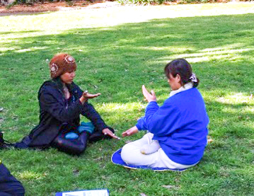 贝尔摩公园（Belmore Park）：西拉提亚女士学炼法轮功第五套功法