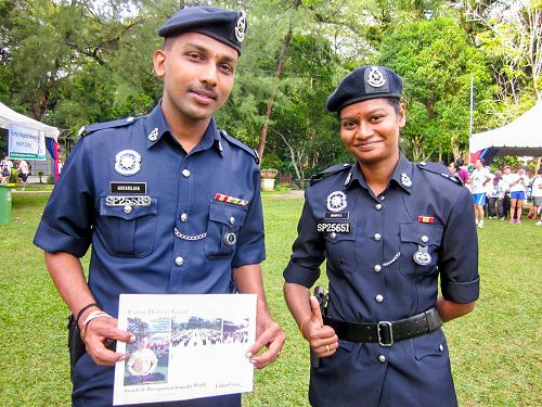 图8：当天值勤的警员Sugiya（右）和T. Nadarajan（左）都表示，法轮大法游行队伍给他们留下了美好印象。