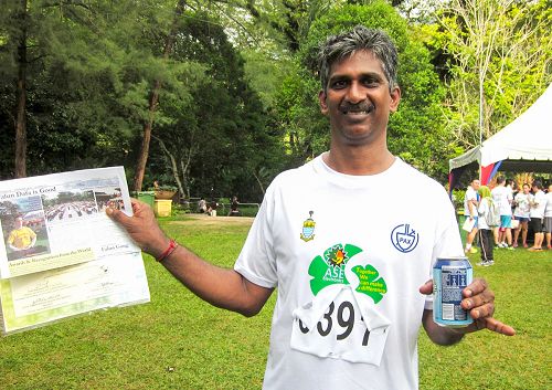 图10：和平之跑参与者Shanmugam对法轮大法游行队伍所演奏出的音乐连连称赞。