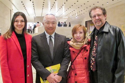 前舞蹈演员茱莉亚傅亚 （左一）、摄影师米歇尔、录音师Tatsuya Sato一起观赏了2016年1月16日晚神韵纽约艺术团在纽约林肯中心大卫寇克剧院的第4场演出，赞叹神韵演出是真正高品质的中国舞