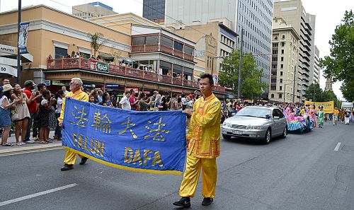 南澳法轮功学员参加澳洲国庆日游行受欢迎