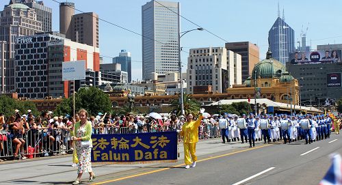 图1-4：维多利亚法轮大法学会参加在墨尔本举行的一年一度澳洲国庆日大遊行，沿途观众不断欢呼、喝彩。