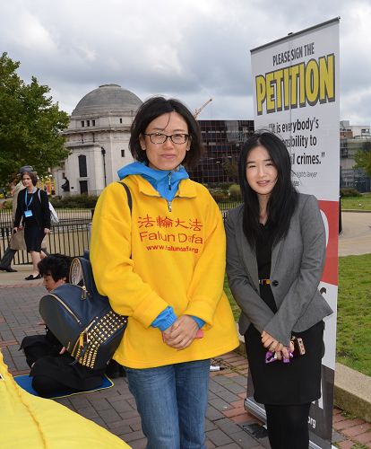 图9：在英国出生的华人菲德拉（右）表示：国际社会应该禁止活摘罪行。
