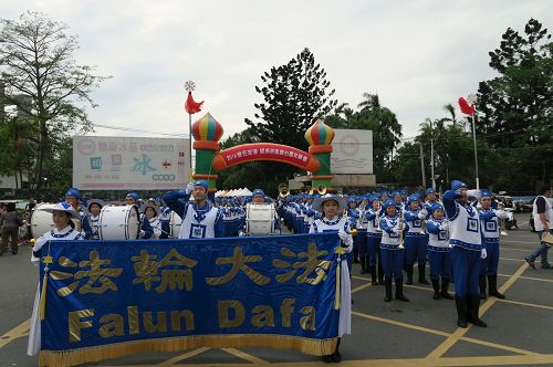 '图8：三百多位团员参加云林北港镇的爱心嘉年华踩街游行。'