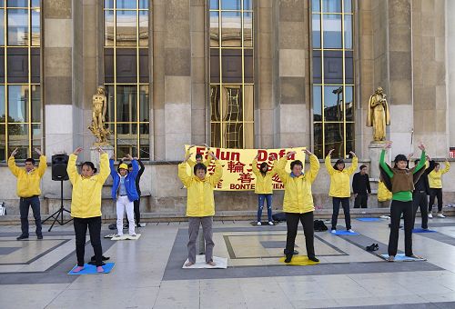 图1：二零一六年十月九日下午，和往常的周日一样，法国的法轮功学员在巴黎人权广场传播法轮功的真相。