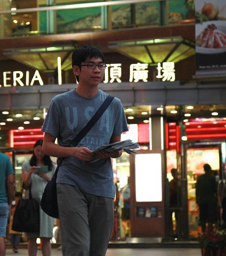 图3. 余以澄首次站在香港街头派发法轮功真相资料、向民众讲真相，觉得很有意义，也感受到“分秒必争”讲真相的紧迫。
