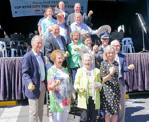 '图3：游行主办方莱德市的议员参加节庆，联邦议员约翰·亚历山大（前排左一）和莱德市副市长简·斯托特（前排左四）称赞法轮功团体。'