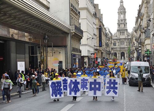 '图8-9：游行队伍经过拉法耶特商场免税店时，许多大陆游客驻足观看。'