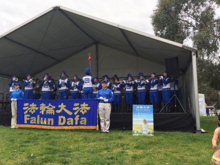 '图2：天国乐团在墨尔本白马市的“春之节”嘉年华活动上表演。'