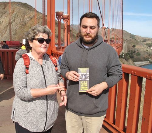 图4：二零一六年十月二十三日，澳大利亚退休律师琳（Lin）和在美国读大学的儿子在金门大桥上支持法轮功学员反迫害、反活摘
