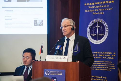 '图2：德国国会议员帕策尔特在柏林举办的反活摘国际论坛上指出：活摘器官已经持续了十几年了。我们能容忍这个罪行吗？'