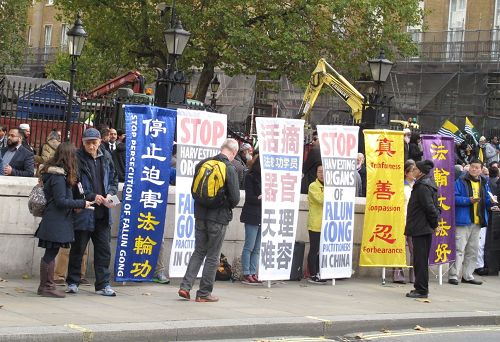 二零一六年十月二十七日，英国法轮功学员在唐宁街英国首相府大门正对面，呼吁制止中共迫害