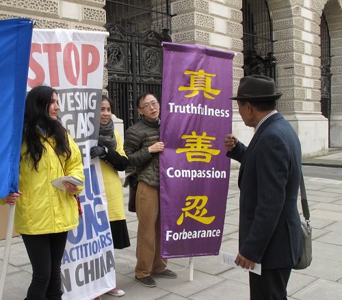 十月二十七日，在英国外交部大门外，一位侨居法国的前泰国人权活动家表示支持法轮功学员的诉求