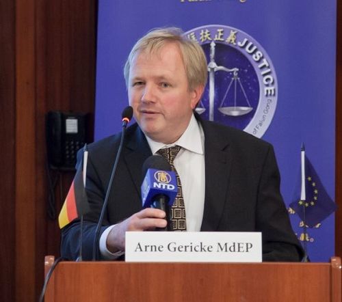 '图：德国的欧洲议员盖立克指出，江泽民是迫害法轮功的罪魁祸首。'