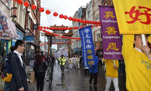 '图2-4：二零一六年十月一日，英国学员在伦敦繁华商业街和唐人街反迫害游行，传播法轮功的真相。'