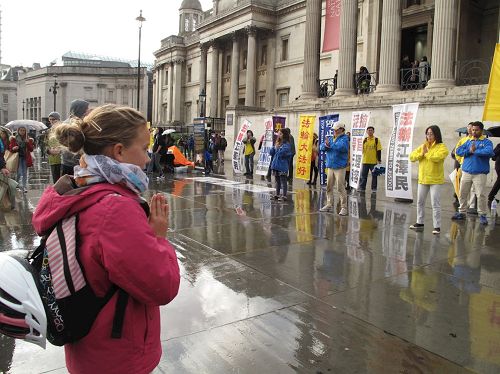 '图1：二零一六年十月一日下午，伦敦小女孩克劳伊（Chloe）在特拉法加广场（Trafalgar Sqare）认真模仿学炼法轮功功法。'