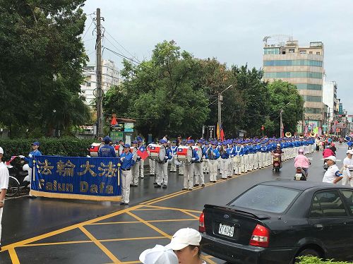 '图1：在彰化县员林市双十庆游行中，由两百位法轮功学员组成的天国乐团开道，引领游行队伍。'