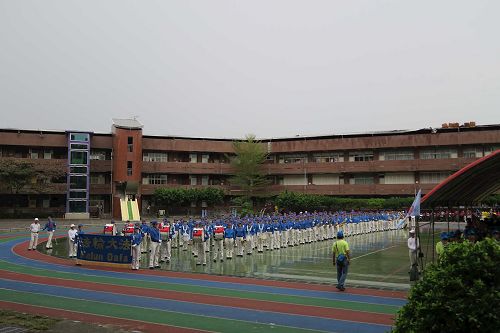 '图3：天国乐团与腰鼓队在雨中坚持不退缩的精神，令在场民众感佩。'