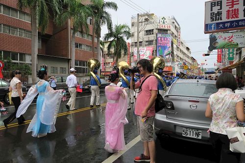 '图5-7：民众驻足观看游行队伍，并拍下难得一见的画面。'