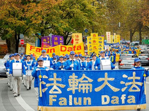 2016-11-11-minghui-falun-gong-munich-01--ss.jpg